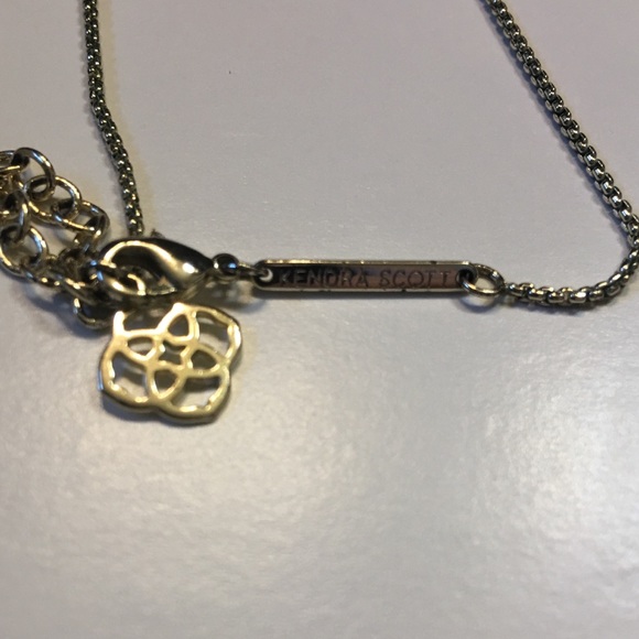 Kendra Scott LEANOR Bar Pendant Necklace Gold - Picture 8 of 11